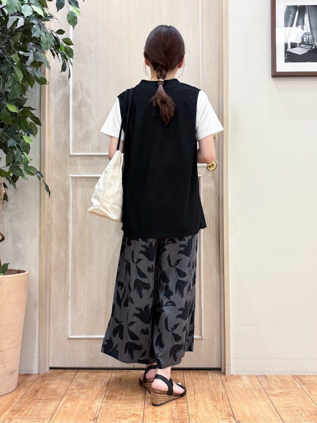 なみさんの「SHOO･LA･RUE｜【2点セット】着回しいろいろ ジレ＋ロゴTシャツ」を使ったコーディネート