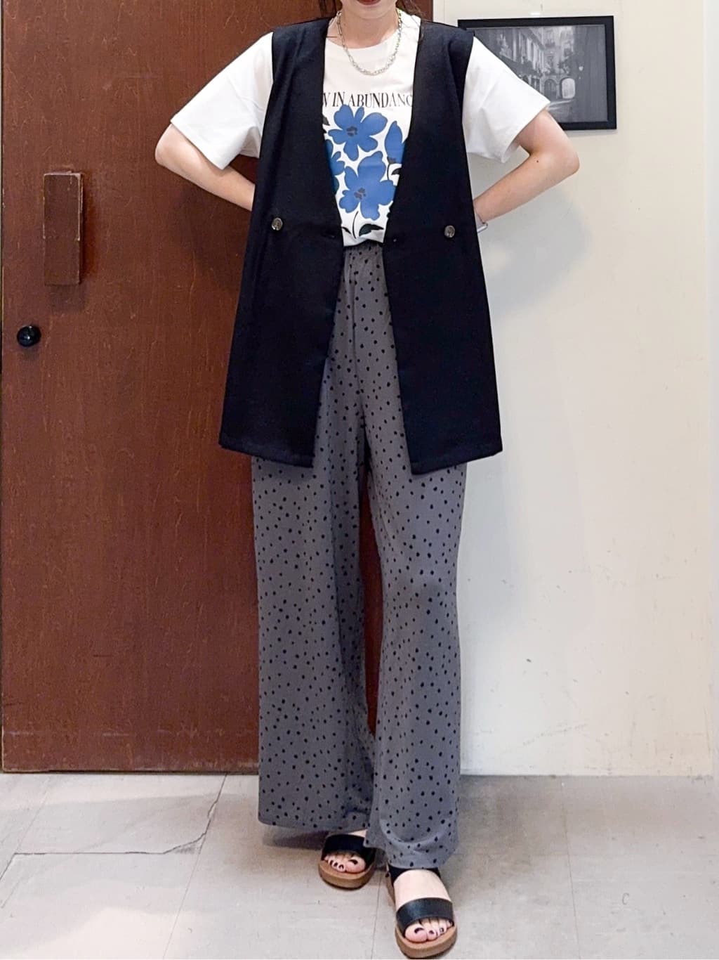 𝐇𝐢𝐫𝐨𝐦𝐢さんの「SHOO･LA･RUE｜【S-LL/ひんやり/汗ジミ軽減/UVカット】グラフィックアソートTシャツ」を使ったコーディネート