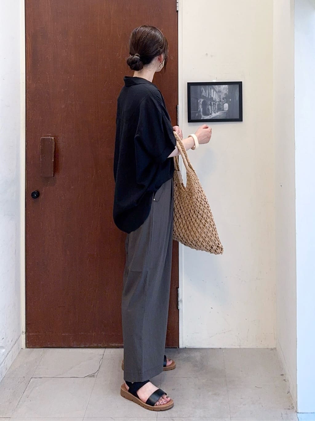 𝐇𝐢𝐫𝐨𝐦𝐢さんの「SHOO･LA･RUE｜【S-LL/UV/接触冷感/抗菌防臭】体型を自然にカバー フレンチリネンブレンド襟付ドルマンシャツ」を使ったコーディネート