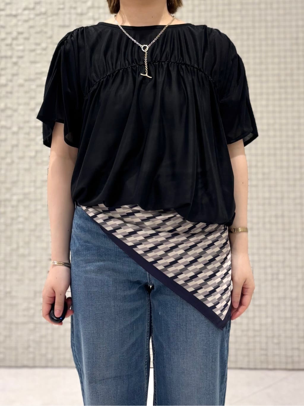 sakuさんの「INDIVI｜【洗える／体型カバー】シャーリングシアートップス」を使ったコーディネート