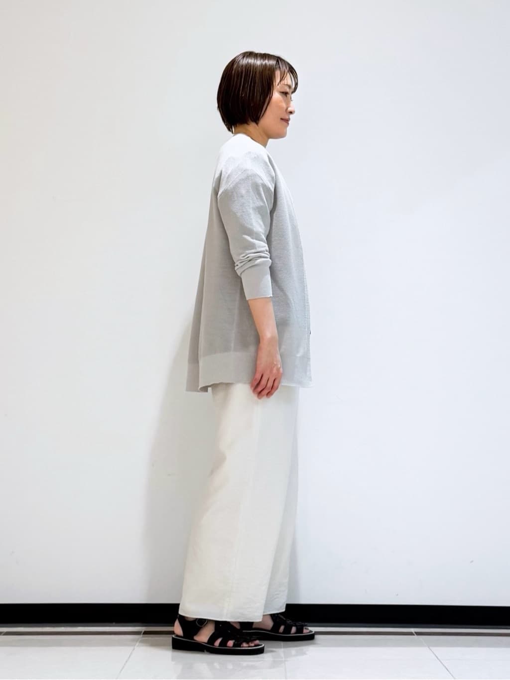 mikaさんの「INDIVI｜【洗える／UVケア／SETUP可能】ドロストワイドパンツ」を使ったコーディネート