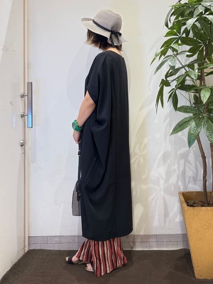 misakiさんの「SHOO･LA･RUE｜【S-LL】楽にサマ見え コクーンシルエットの涼やかワンピース」を使ったコーディネート