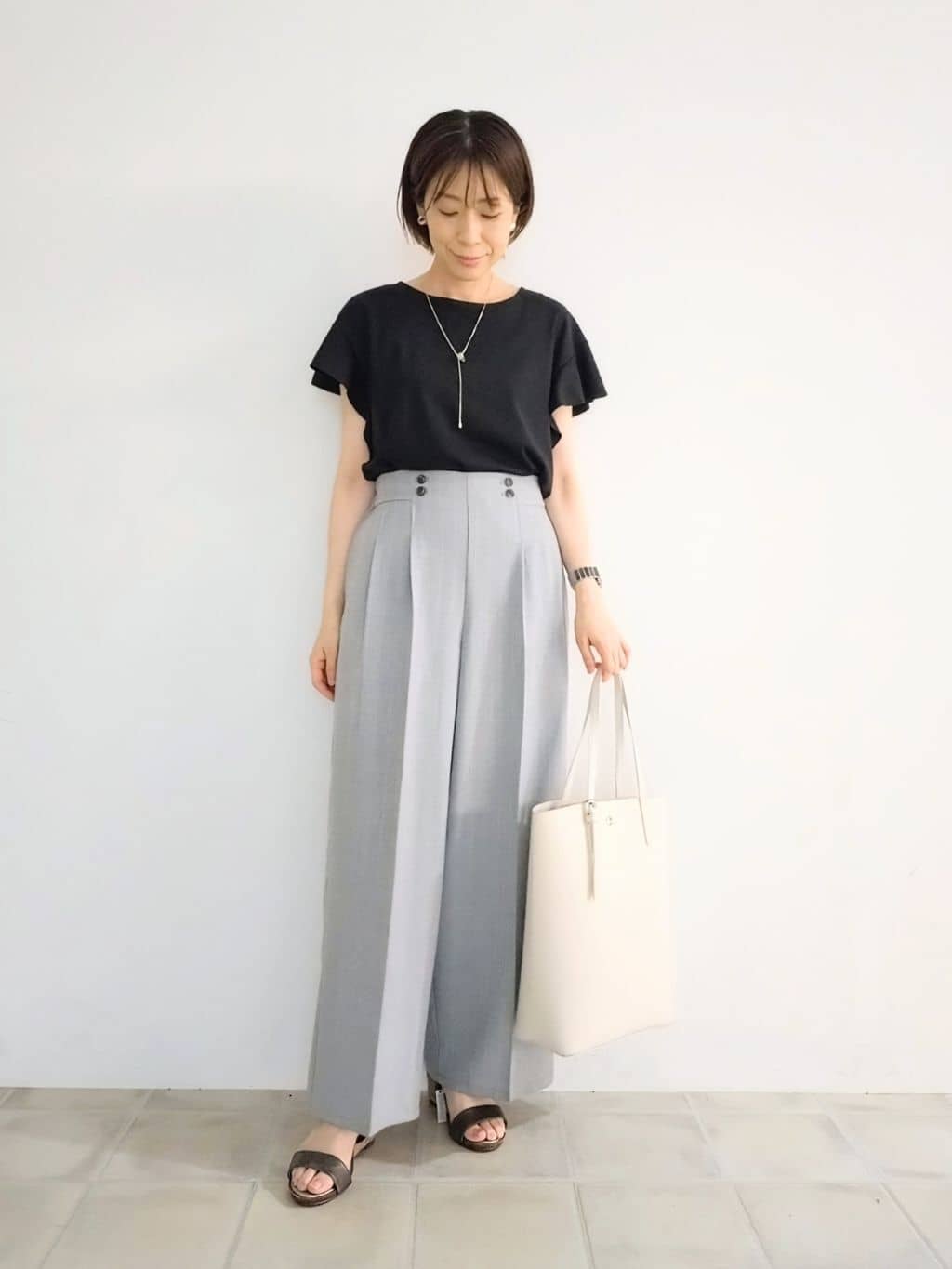 miomioさんの「SHOO･LA･RUE｜【汗ジミ防止/ひんやり/UV】フリルスリーブTシャツ」を使ったコーディネート
