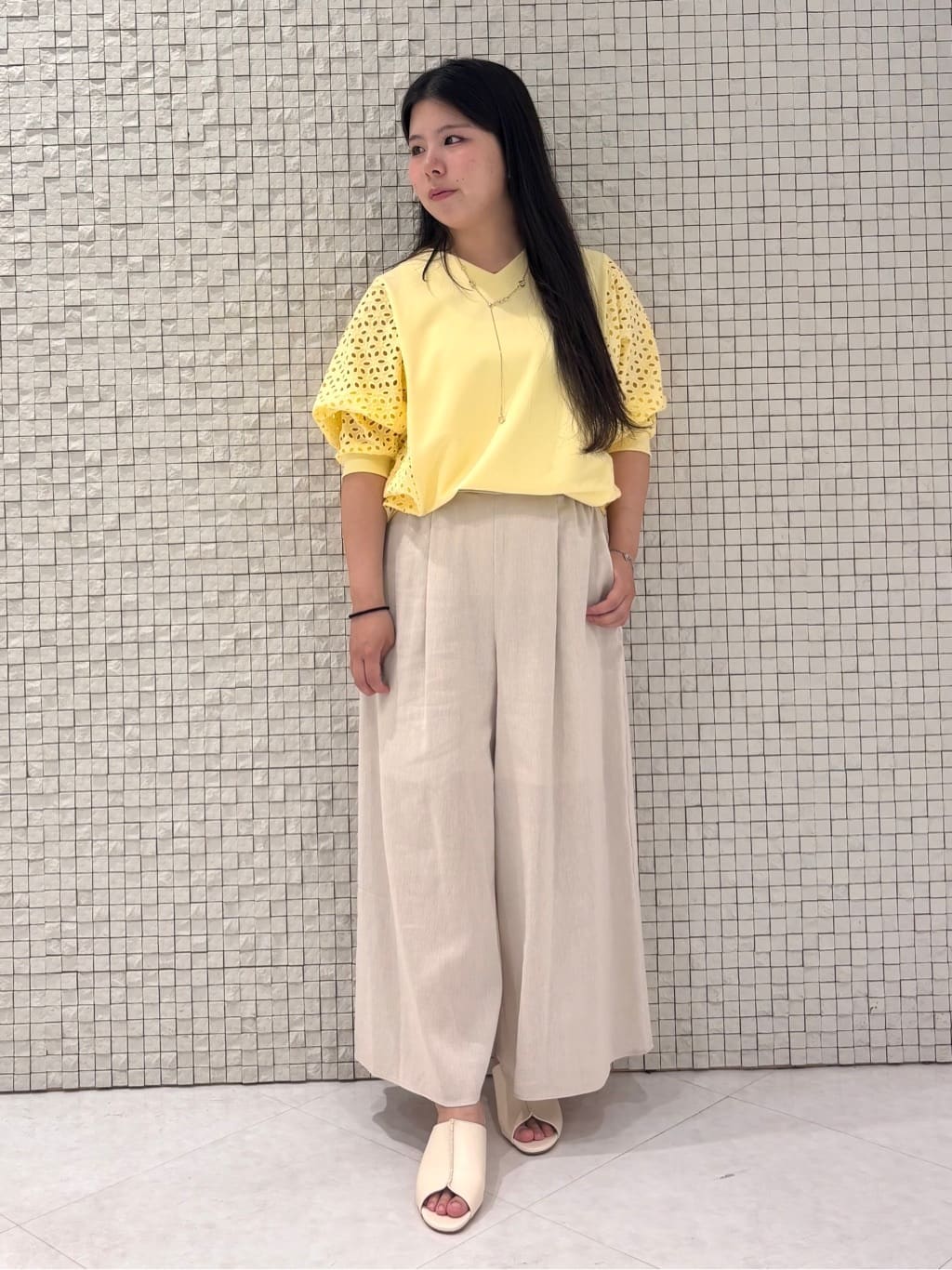MEGUMIさんの「INDIVI｜【洗える／清涼感◎】ワイドフレアパンツ／スカーチョ」を使ったコーディネート