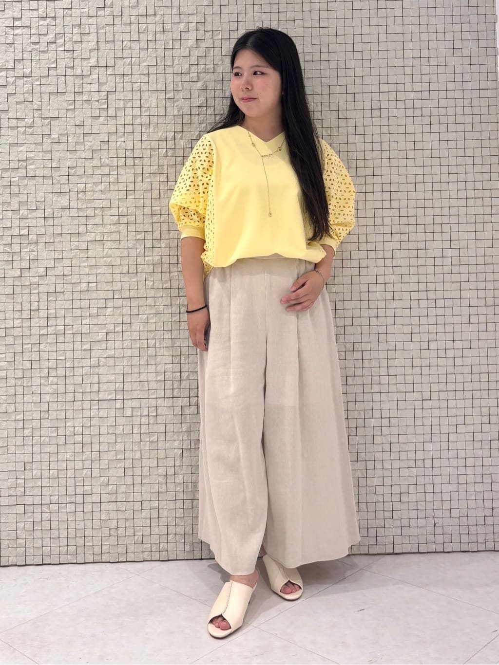 MEGUMIさんの「INDIVI｜【洗える／清涼感◎】ワイドフレアパンツ／スカーチョ」を使ったコーディネート