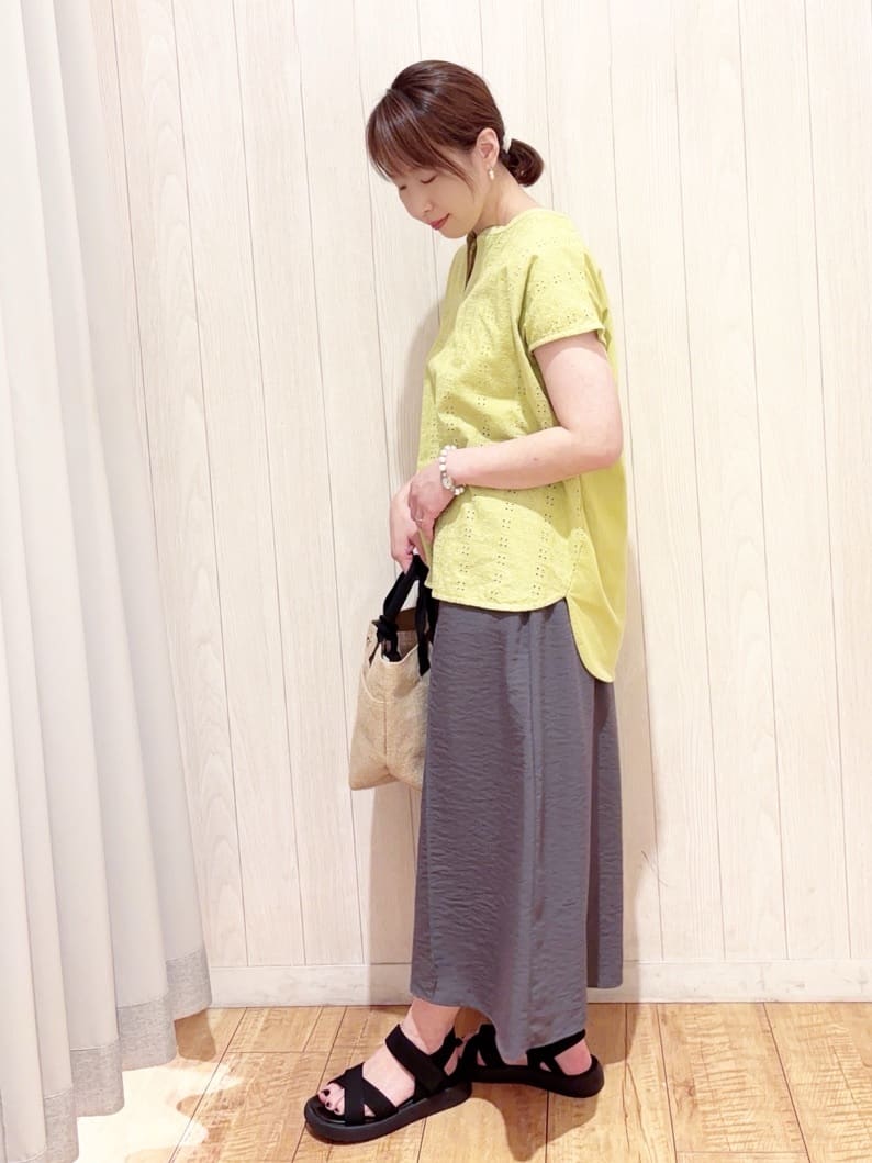 あいこさんの「SHOO･LA･RUE｜【S-LL/ひんやり】さらっとタッチできれい見え ピンタックスカーチョ」を使ったコーディネート