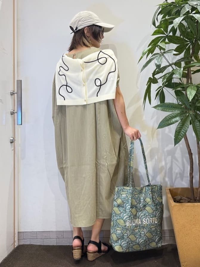 misakiさんの「SHOO･LA･RUE｜ニュアンスデザインがこなれ見え 刺繍デザイン シアーカーディガン」を使ったコーディネート