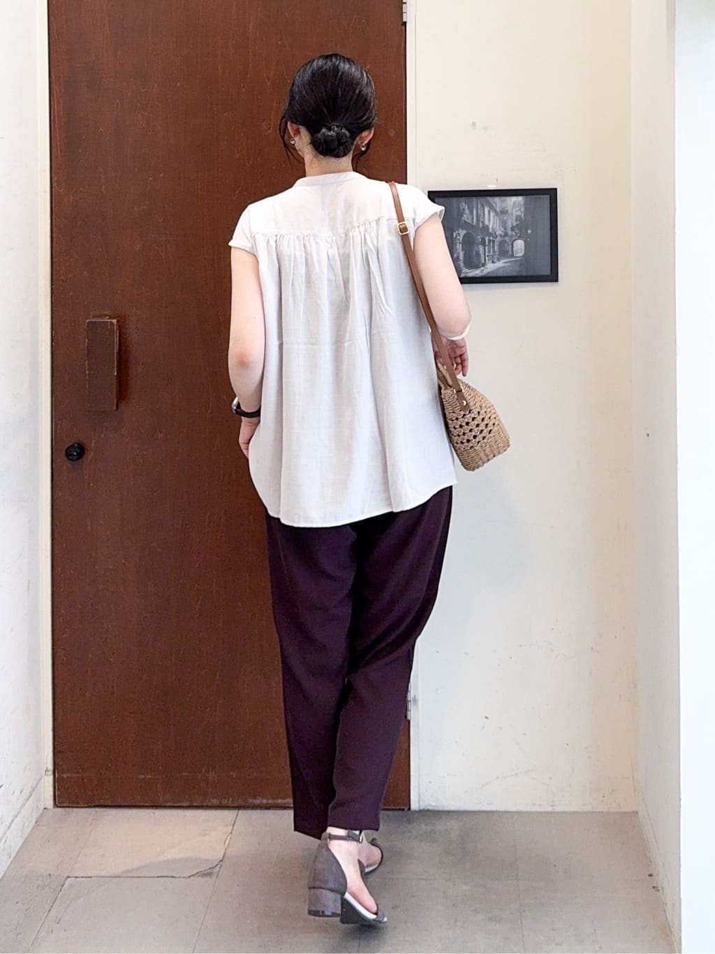 𝐇𝐢𝐫𝐨𝐦𝐢さんの「SHOO･LA･RUE｜【S-LL/洗濯後しわになりにくい】上品にきれい見え スラブギャザーブラウス」を使ったコーディネート