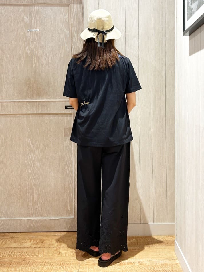 yukaさんの「SHOO･LA･RUE｜【ひんやり】大人のカジュアルスタイルに レタリング刺繍Tシャツ」を使ったコーディネート