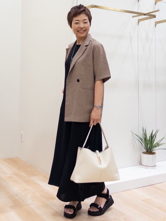 シュウコさんの「grove｜軽やかに羽織れて、きちんと見え ハーフスリーブテーラードジャケット」を使ったコーディネート