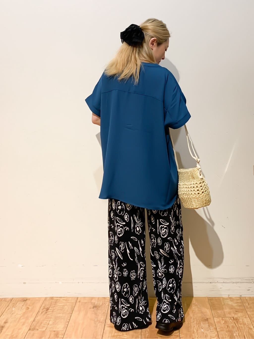 MEGさんの「SHOO･LA･RUE｜【洗える/プチプラ】大人の抜け感をプラスする バンドカラーシャツ」を使ったコーディネート