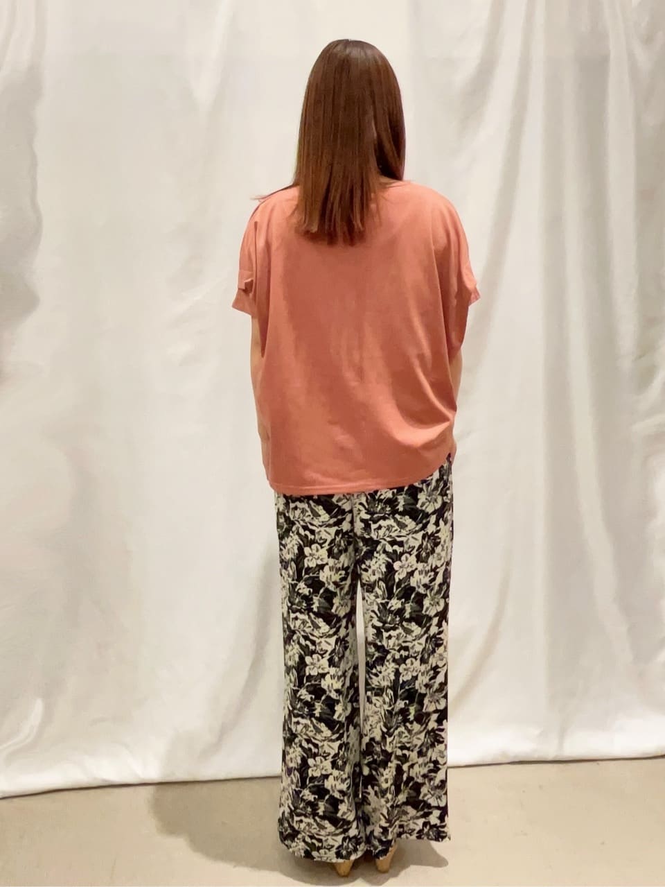 ゆっきーさんの「SHOO･LA･RUE｜【ひんやり/選べる2柄】大人のリラックスコーデに プリント柄パンツ」を使ったコーディネート