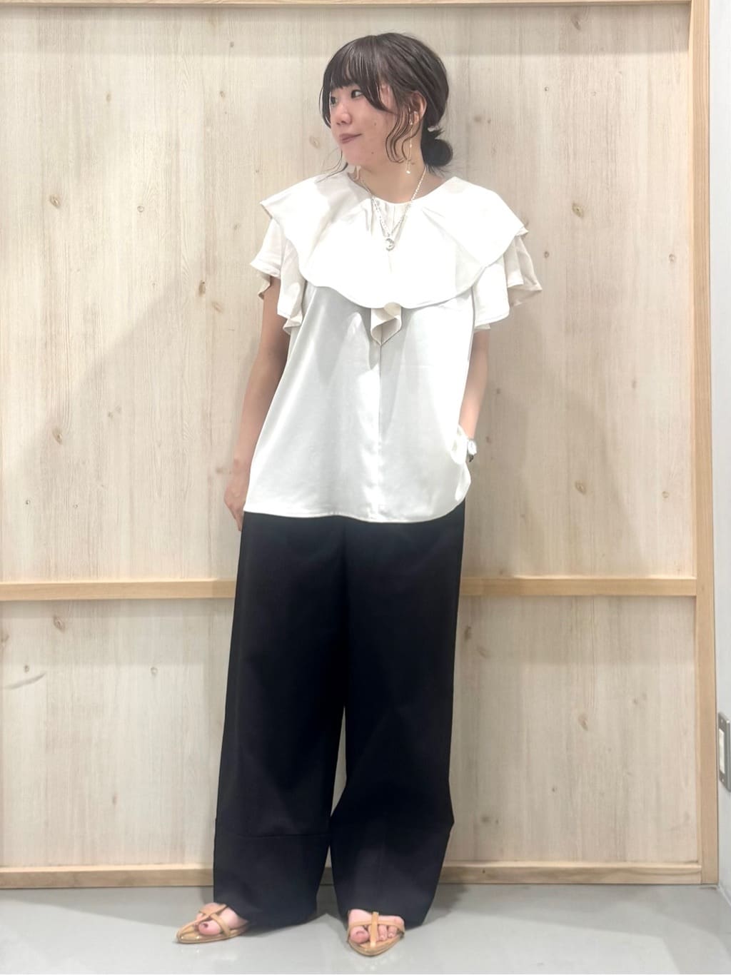 nanaさんの「THE SHOP TK｜【ONOFF活躍】フリルデザインブラウス/セットアップ可」を使ったコーディネート