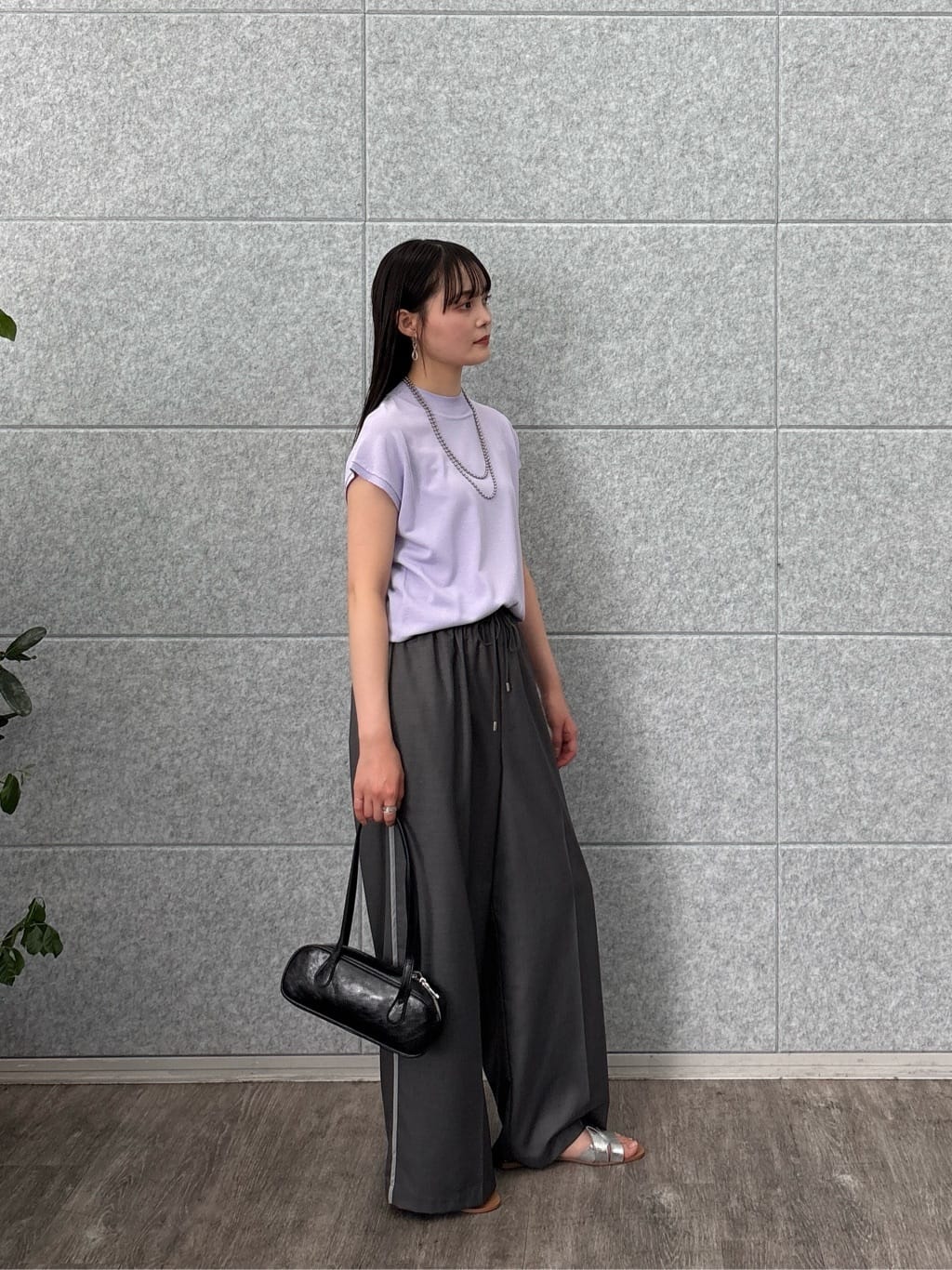 akiさんの「INDIVI｜【セットアップ可能】サキソニーサイドラインパンツ」を使ったコーディネート