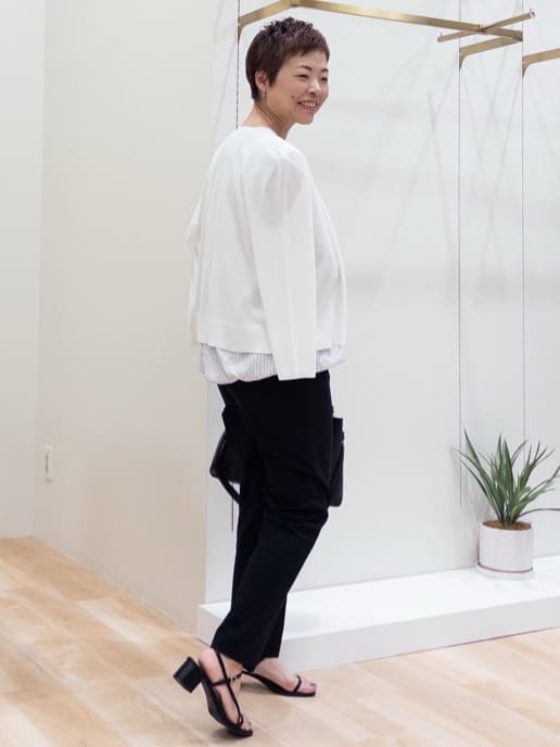 シュウコさんの「grove｜キレイも動きやすさも　美脚見えハイパーストレッチパンツ」を使ったコーディネート