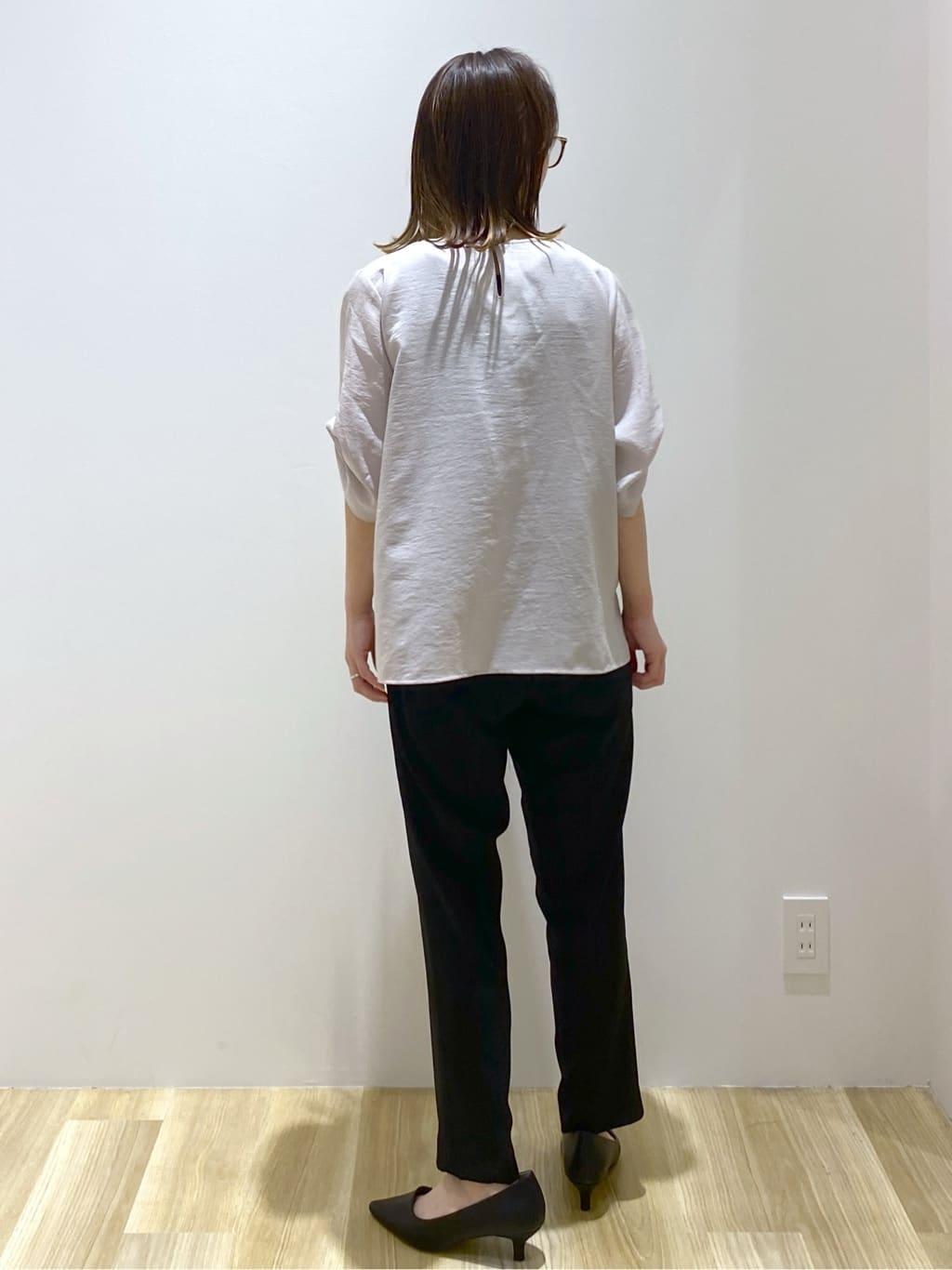 えりさんの「OPAQUE.CLIP｜リネンライクキーネックタックスリーブブラウス【洗濯機洗い可／吸水速乾／接触冷感】」を使ったコーディネート
