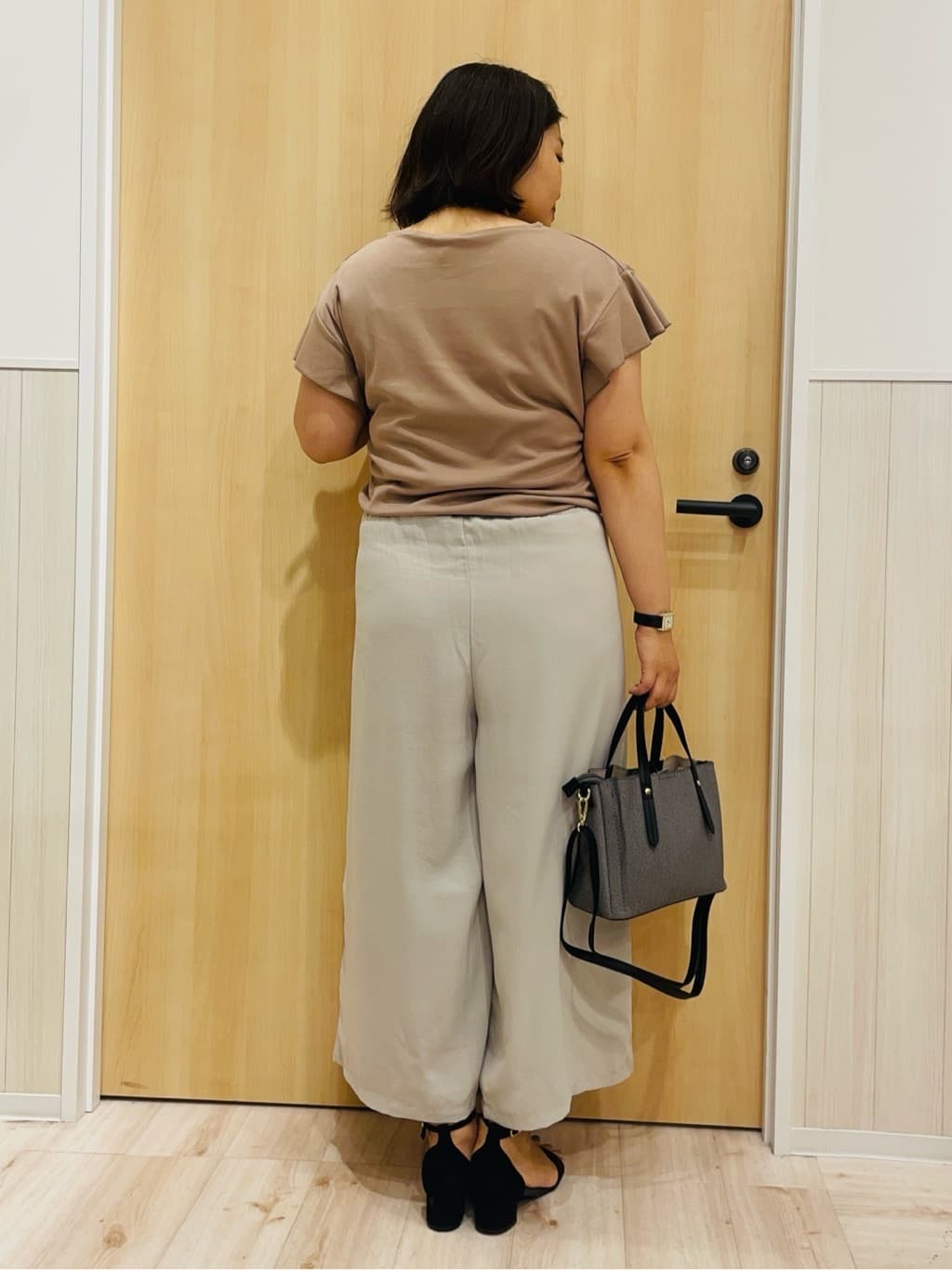 すーさんの「SHOO･LA･RUE｜【汗ジミ防止/ひんやり/UV】フリルスリーブTシャツ」を使ったコーディネート