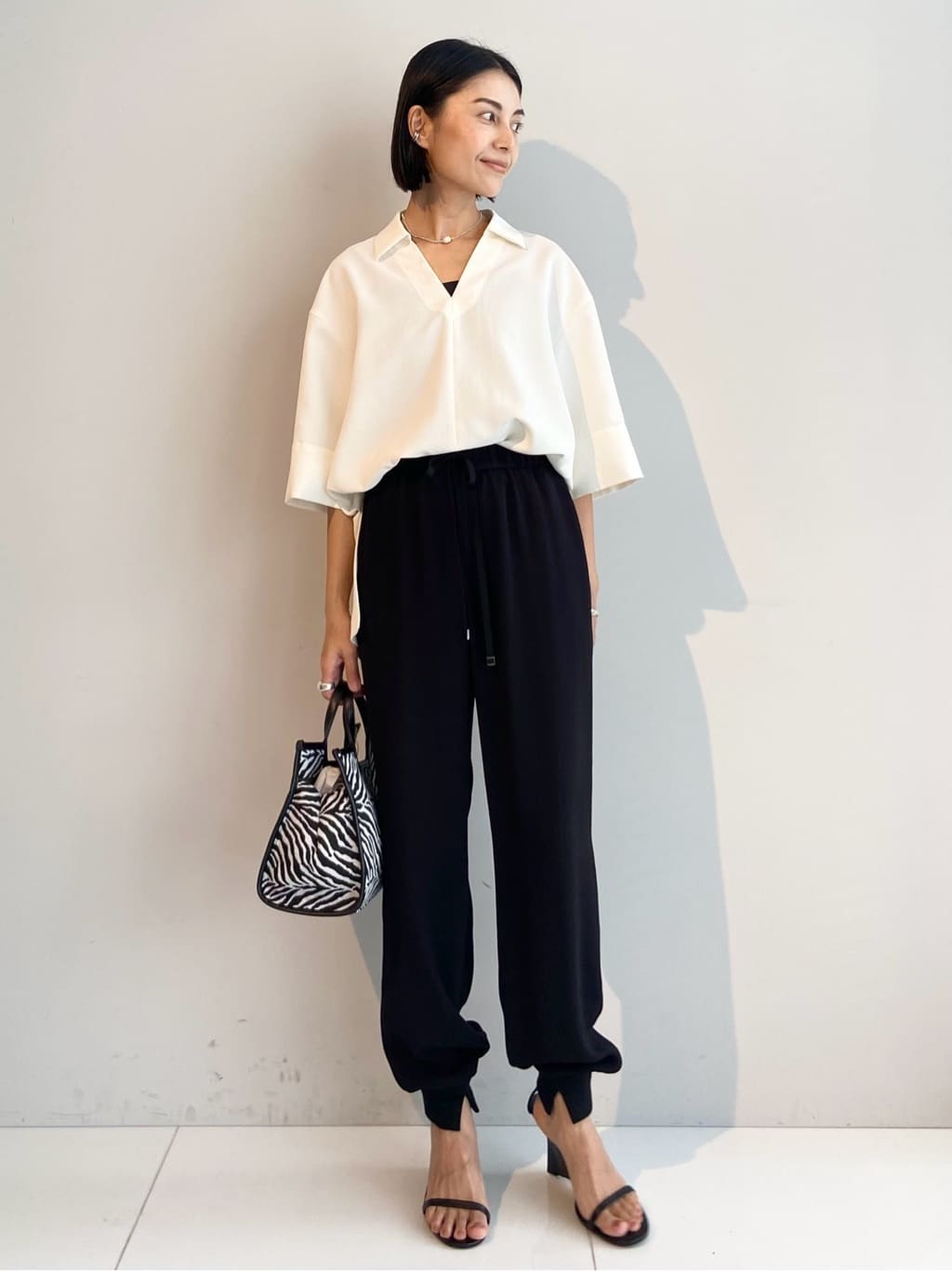 AYAさんの「UNTITLED｜【UVカット/接触冷感/吸水速乾/ゆったり】V開きネックシャツ」を使ったコーディネート