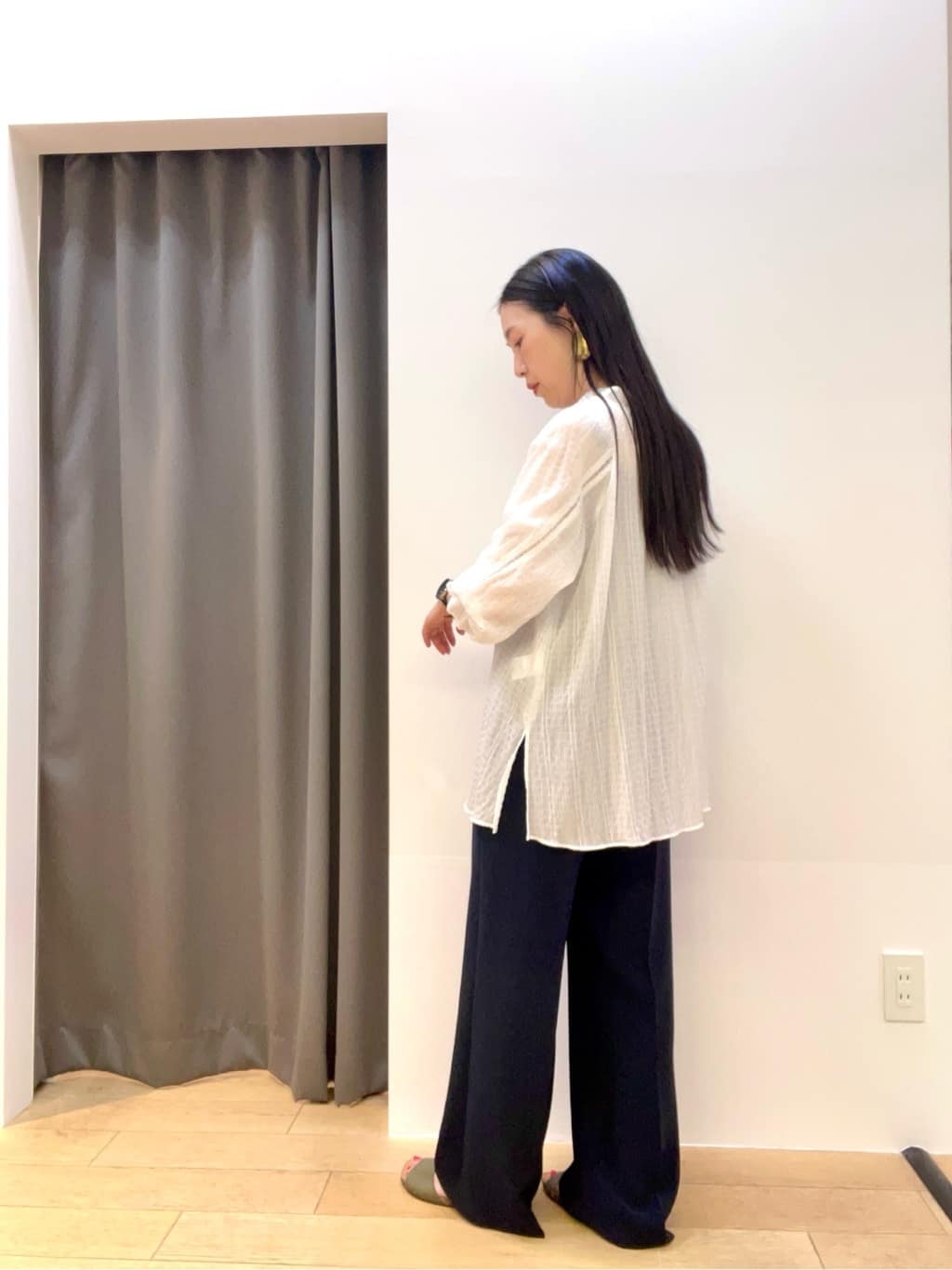 yukoさんの「INDIVI｜【洗える／シャーリング素材】ボリューム袖エアリーブラウス」を使ったコーディネート