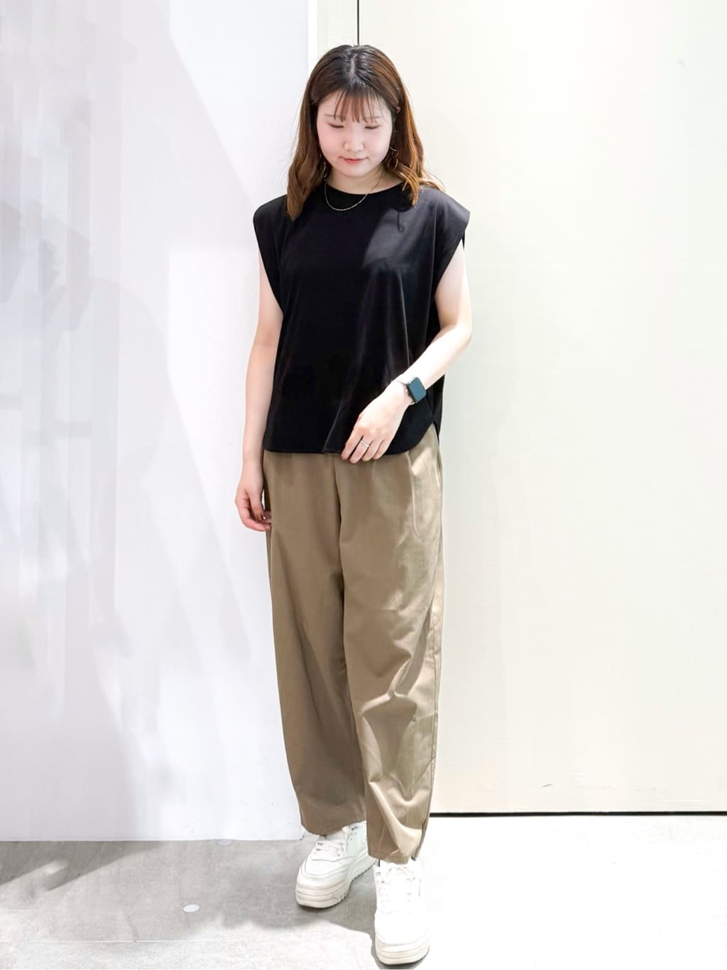 sayaさんの「OPAQUE.CLIP｜ボクシーノースリーブカットソー【洗濯機洗い可】」を使ったコーディネート