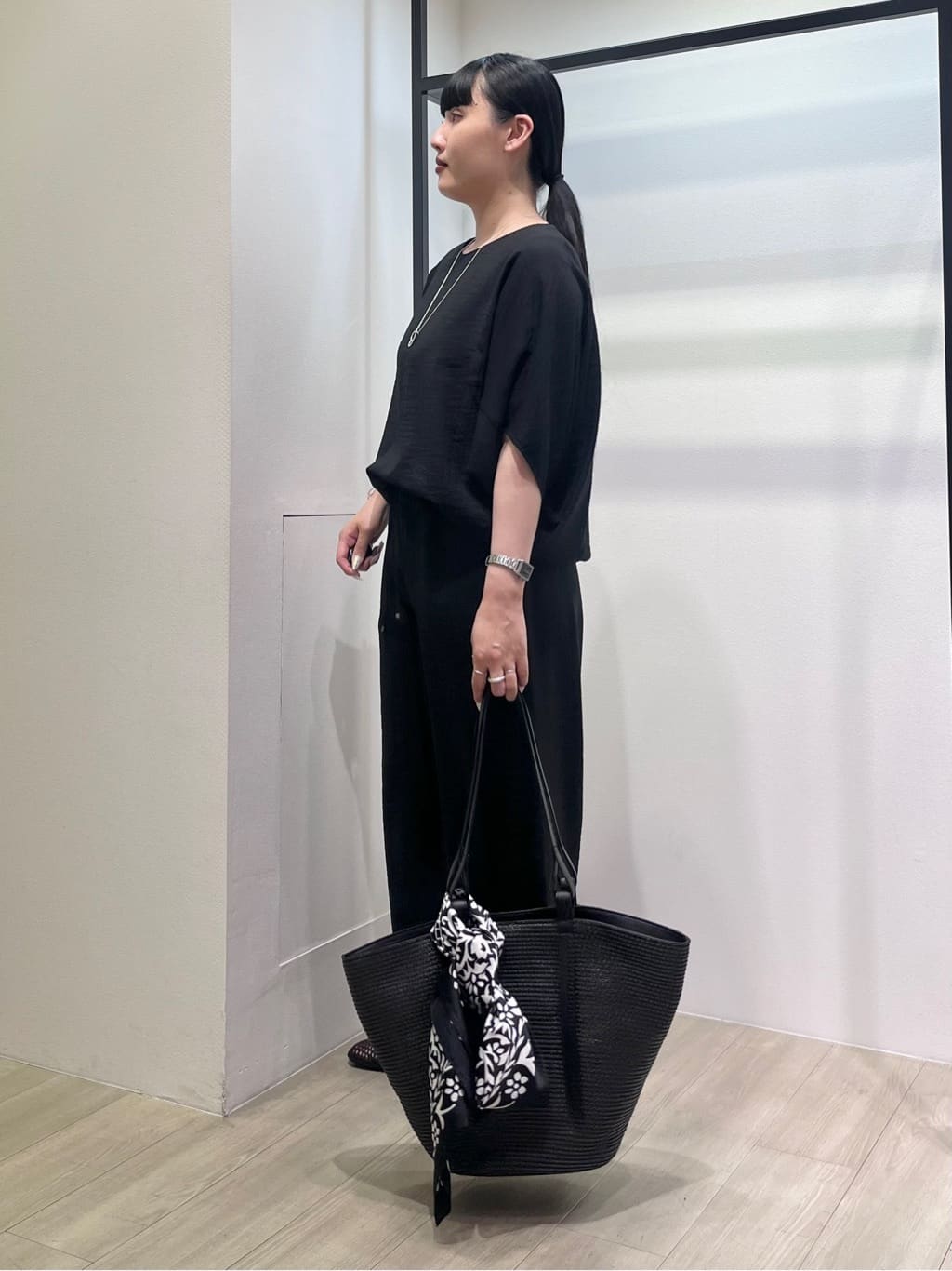 hasuさんの「INDIVI｜【洗える／UVケア／SETUP可能】ドロストワイドパンツ」を使ったコーディネート