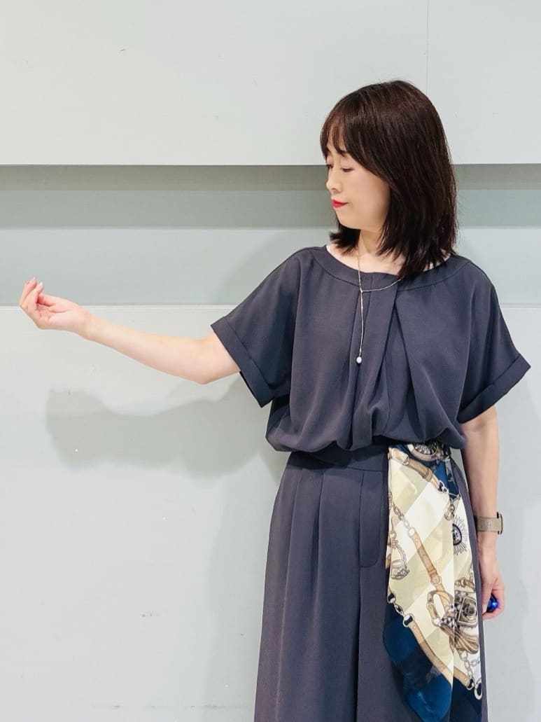 makiさんの「UNTITLED｜【手洗い／88cm正方形】シアー素材チェーン柄スカーフ」を使ったコーディネート