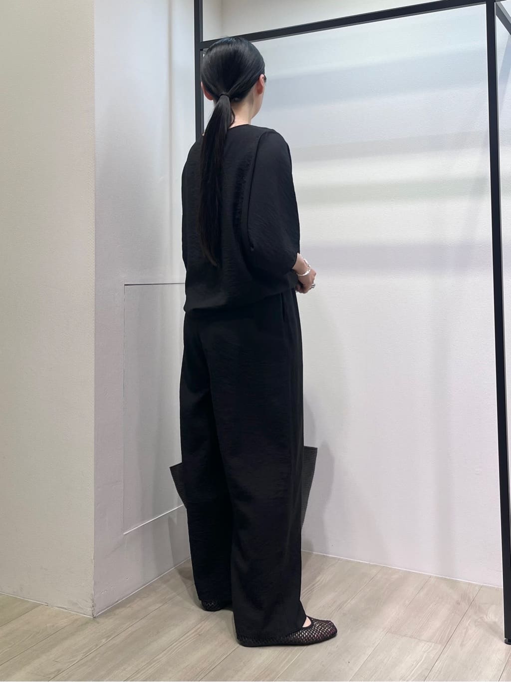 hasuさんの「INDIVI｜【洗える／UVケア／SETUP可能】ドロストワイドパンツ」を使ったコーディネート