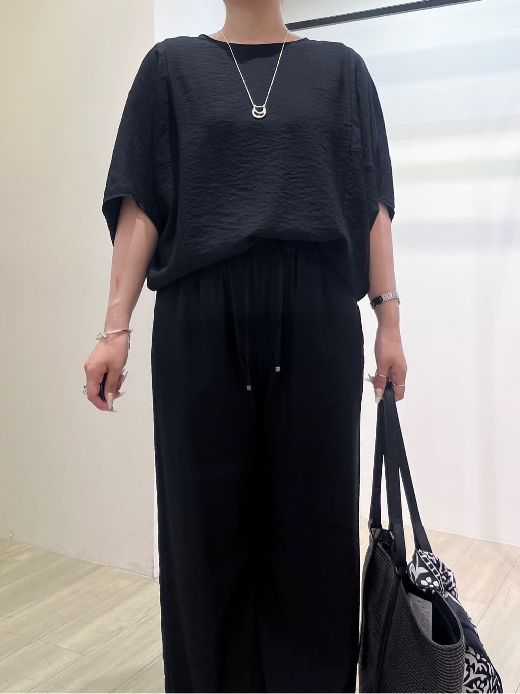 hasuさんの「INDIVI｜【洗える／UVケア／SETUP可能】ドロストワイドパンツ」を使ったコーディネート