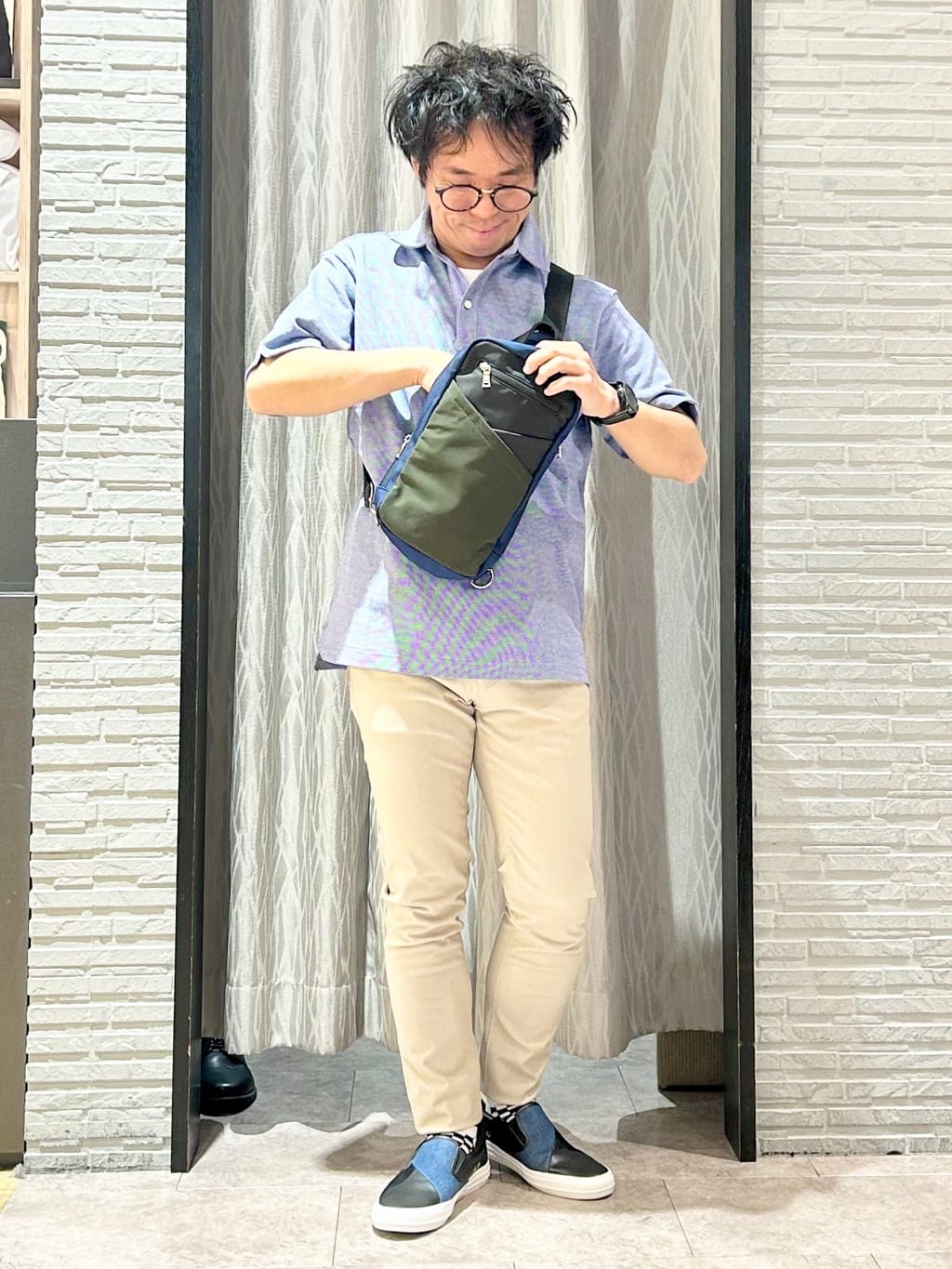 KENJI Iさんの「THE SHOP TK｜切替ボディバッグ」を使ったコーディネート