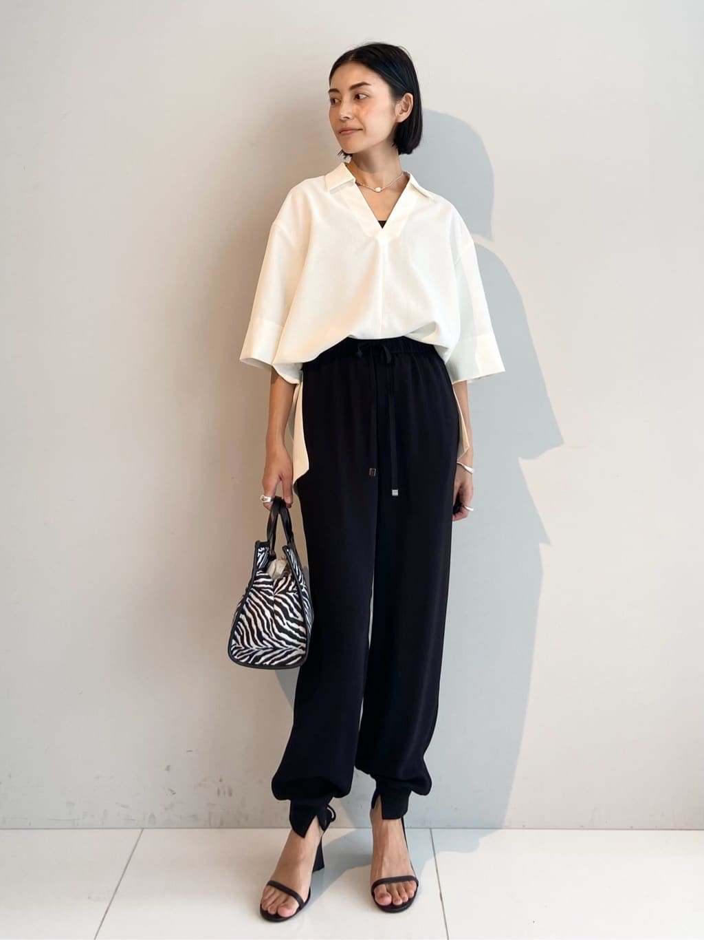 AYAさんの「UNTITLED｜【UVカット/接触冷感/吸水速乾/ゆったり】V開きネックシャツ」を使ったコーディネート