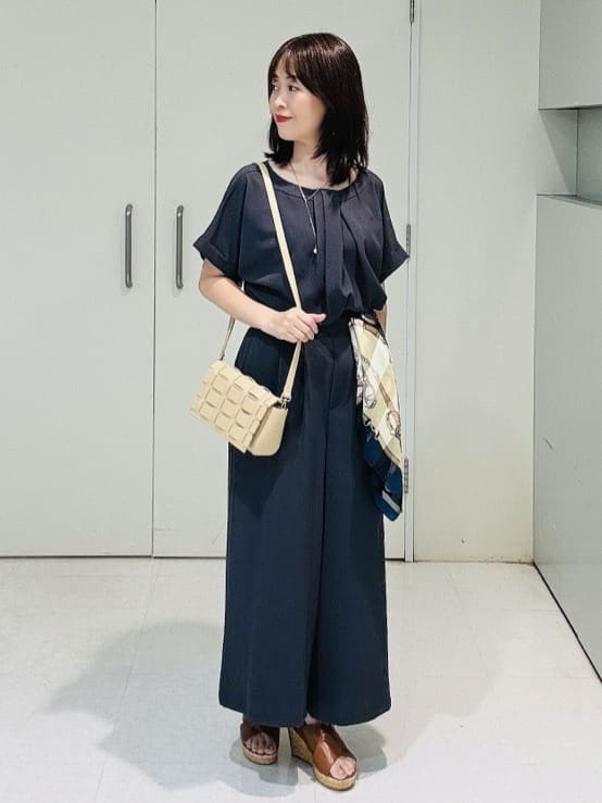 makiさんの「UNTITLED｜【手洗い／88cm正方形】シアー素材チェーン柄スカーフ」を使ったコーディネート