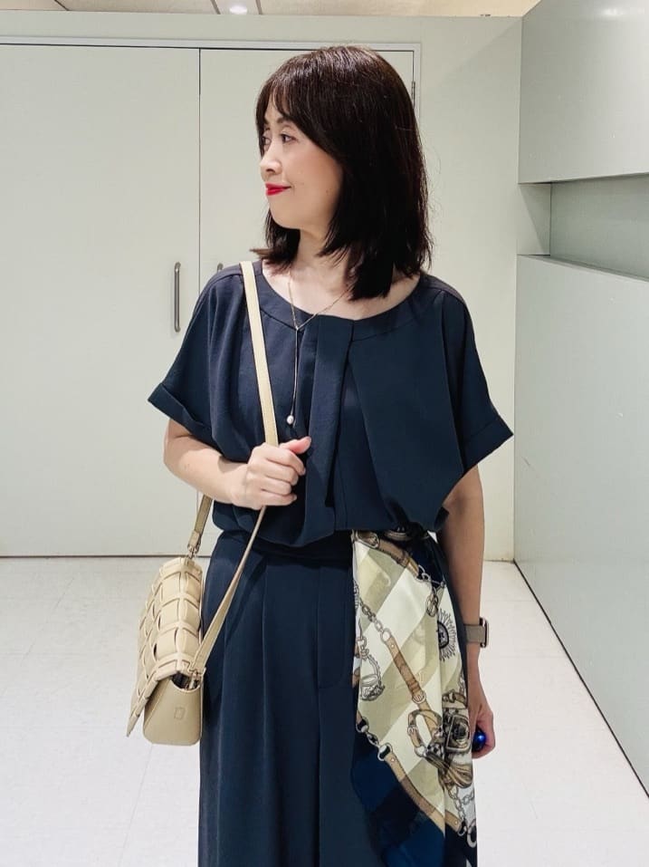 makiさんの「UNTITLED｜【手洗い／88cm正方形】シアー素材チェーン柄スカーフ」を使ったコーディネート