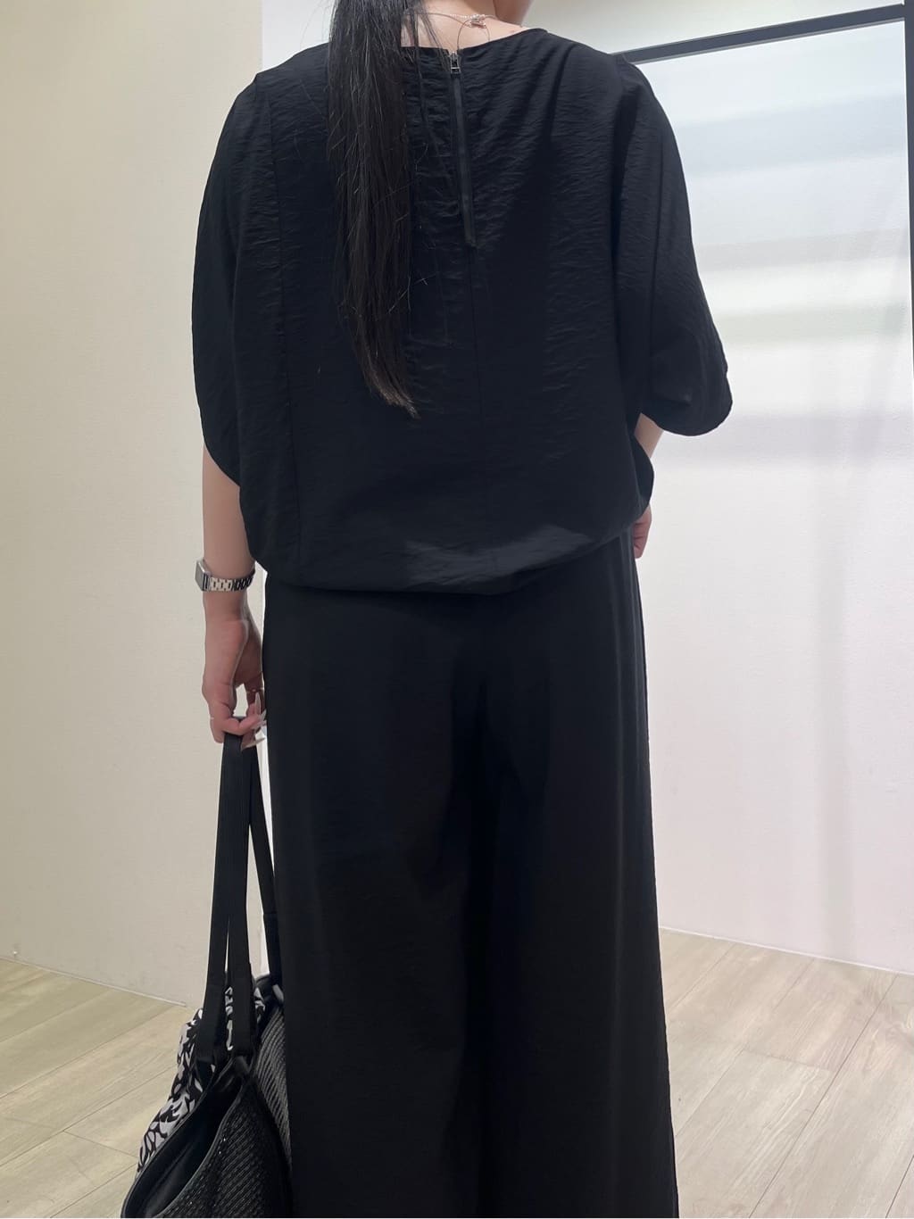 hasuさんの「INDIVI｜【洗える／UVケア／SETUP可能】ドロストワイドパンツ」を使ったコーディネート