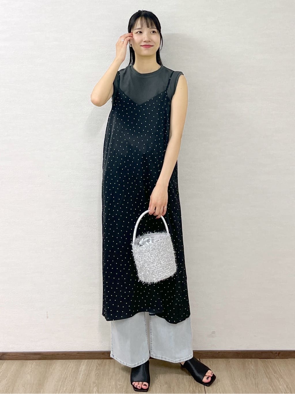 sachikoさんの「OPAQUE.CLIP｜ランダムドット サテンキャミワンピース【洗濯機洗い可】」を使ったコーディネート