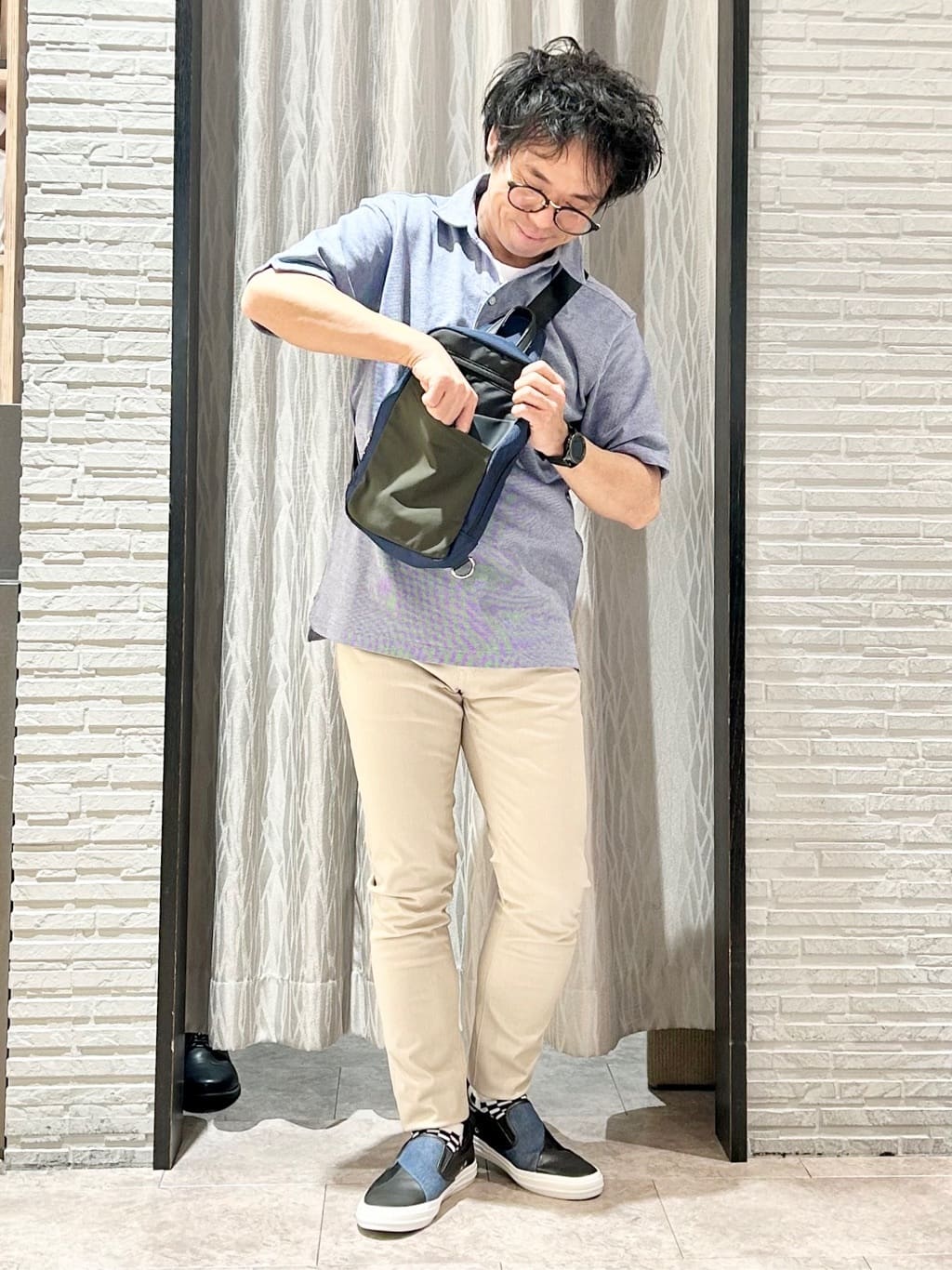 KENJI Iさんの「THE SHOP TK｜切替ボディバッグ」を使ったコーディネート