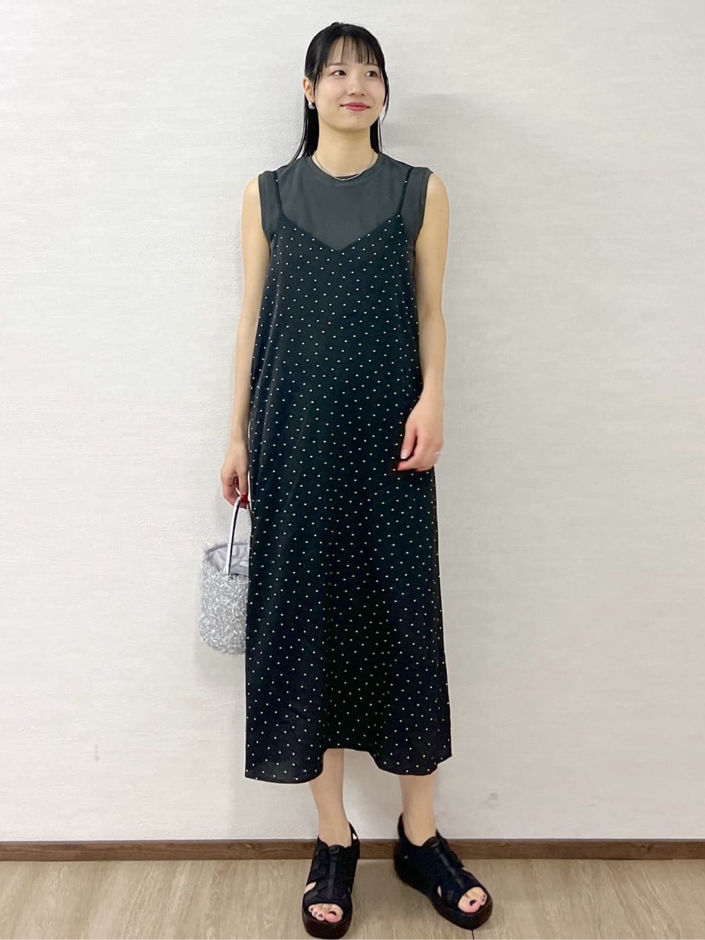 sachikoさんの「OPAQUE.CLIP｜ランダムドット サテンキャミワンピース【洗濯機洗い可】」を使ったコーディネート
