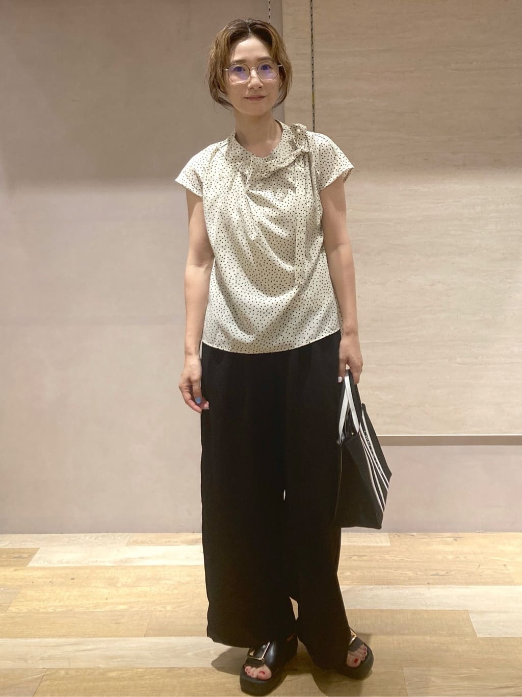 たけねぇさんの「OPAQUE.CLIP｜ラッピングボウタイドットブラウス【洗濯機洗い可】」を使ったコーディネート