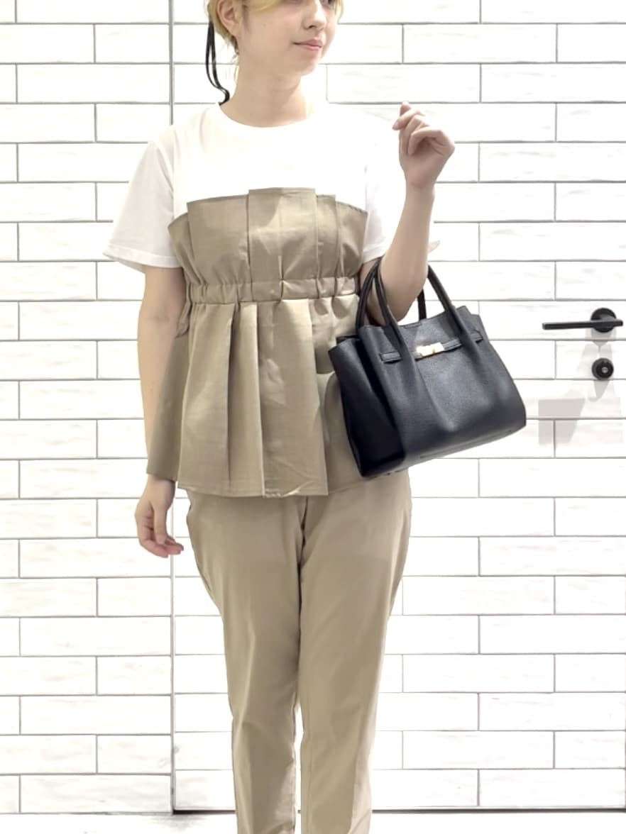 しおりさんの「OPAQUE.CLIP｜タックビスチェドッキングカットソー【洗濯機洗い可】」を使ったコーディネート