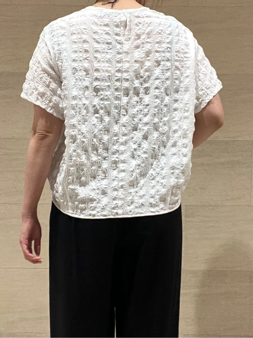 TOMOMIさんの「INDIVI｜【洗える／UVケア／SETUP可能】ドロストワイドパンツ」を使ったコーディネート