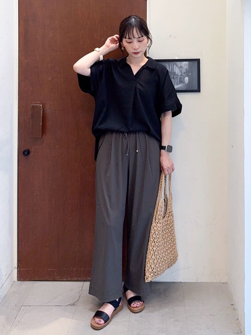 𝐇𝐢𝐫𝐨𝐦𝐢さんの「SHOO･LA･RUE｜【S-LL/UV/接触冷感/抗菌防臭】体型を自然にカバー フレンチリネンブレンド襟付ドルマンシャツ」を使ったコーディネート
