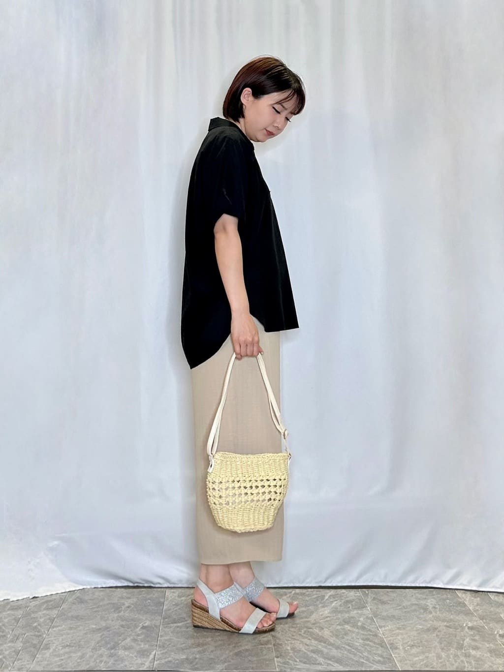 ネリさんの「SHOO･LA･RUE｜【S-LL/UV/接触冷感/抗菌防臭】体型を自然にカバー フレンチリネンブレンド襟付ドルマンシャツ」を使ったコーディネート