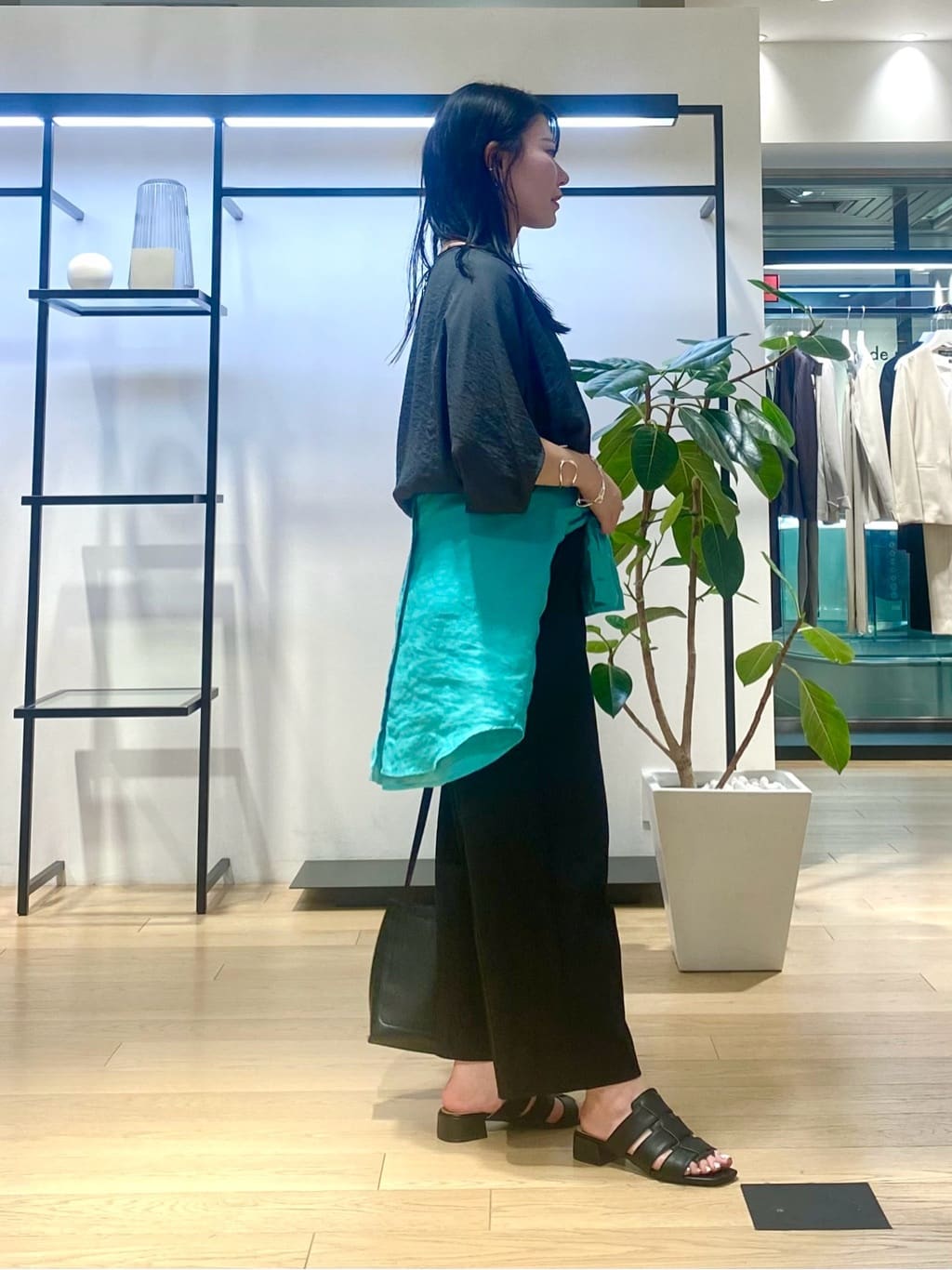 misakiさんの「INDIVI｜【褒められパンツ／洗える／ウエストゴム】ワイドタックパンツ」を使ったコーディネート