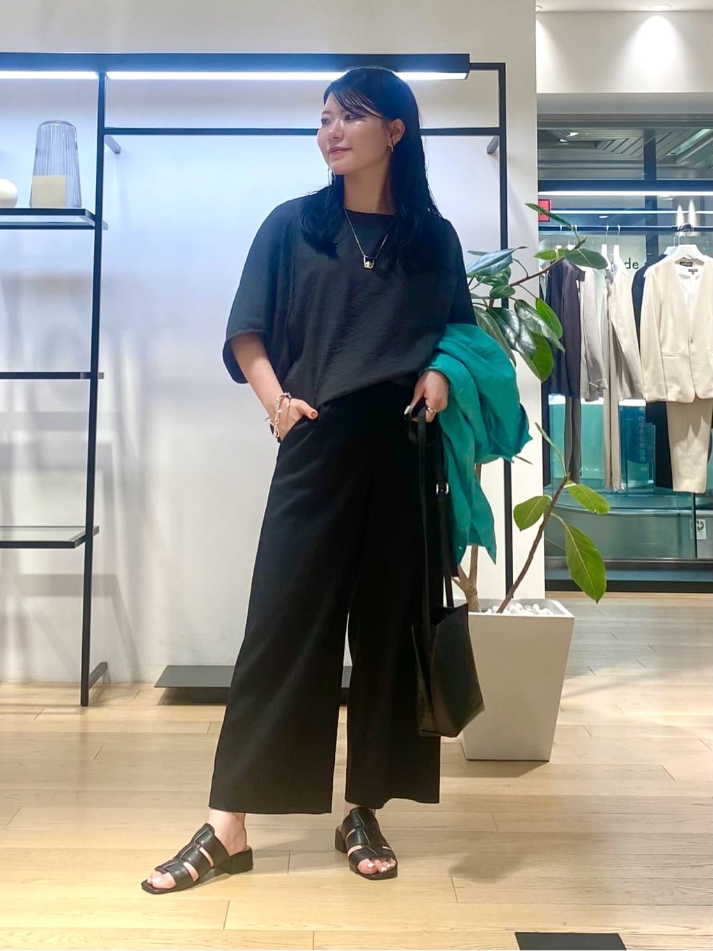 misakiさんの「INDIVI｜【褒められパンツ／洗える／ウエストゴム】ワイドタックパンツ」を使ったコーディネート