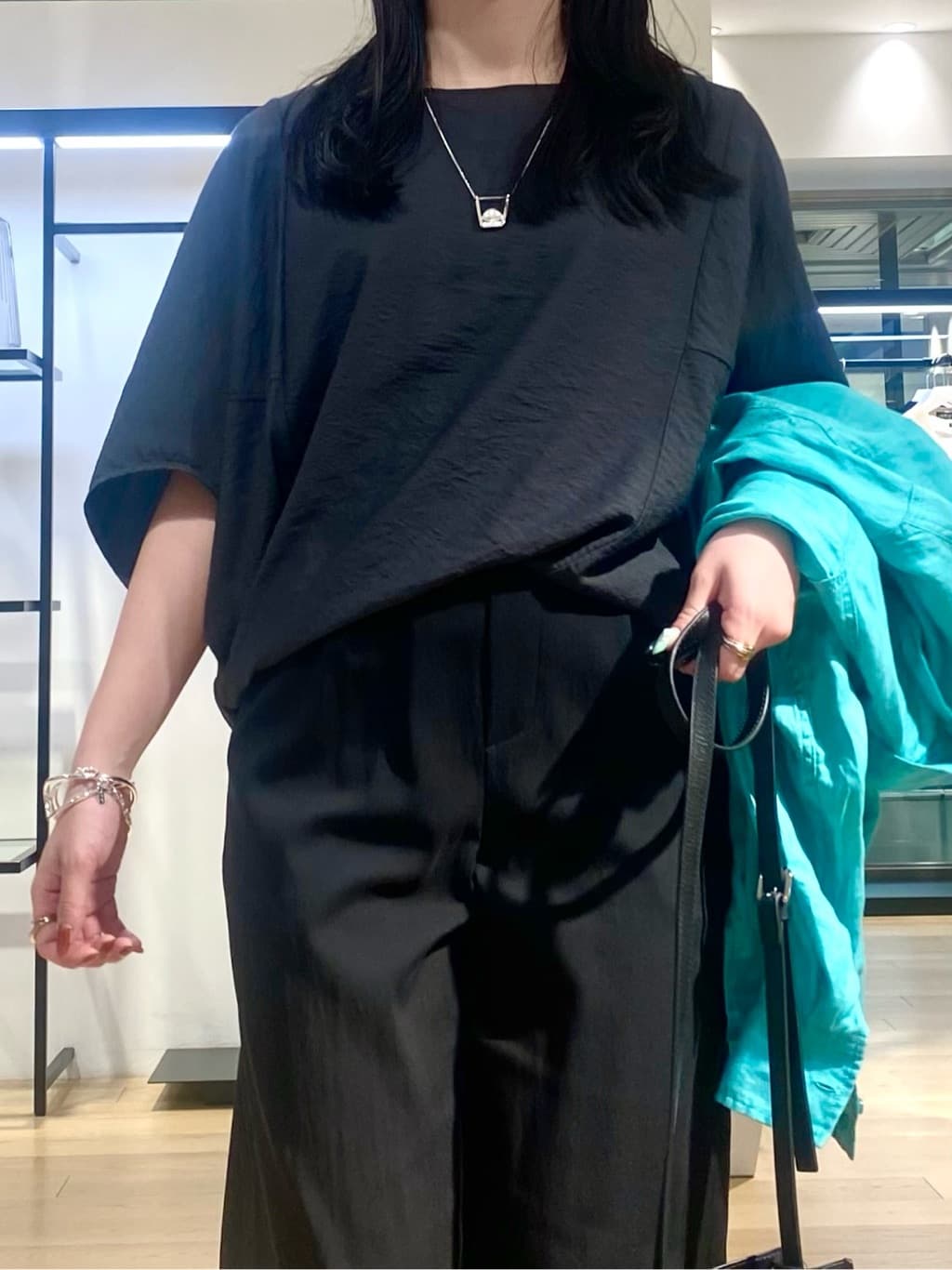 misakiさんの「INDIVI｜【褒められパンツ／洗える／ウエストゴム】ワイドタックパンツ」を使ったコーディネート