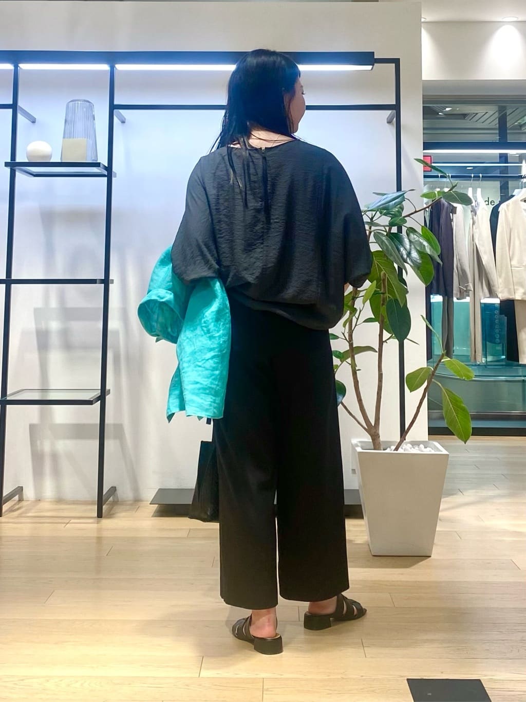 misakiさんの「INDIVI｜【褒められパンツ／洗える／ウエストゴム】ワイドタックパンツ」を使ったコーディネート