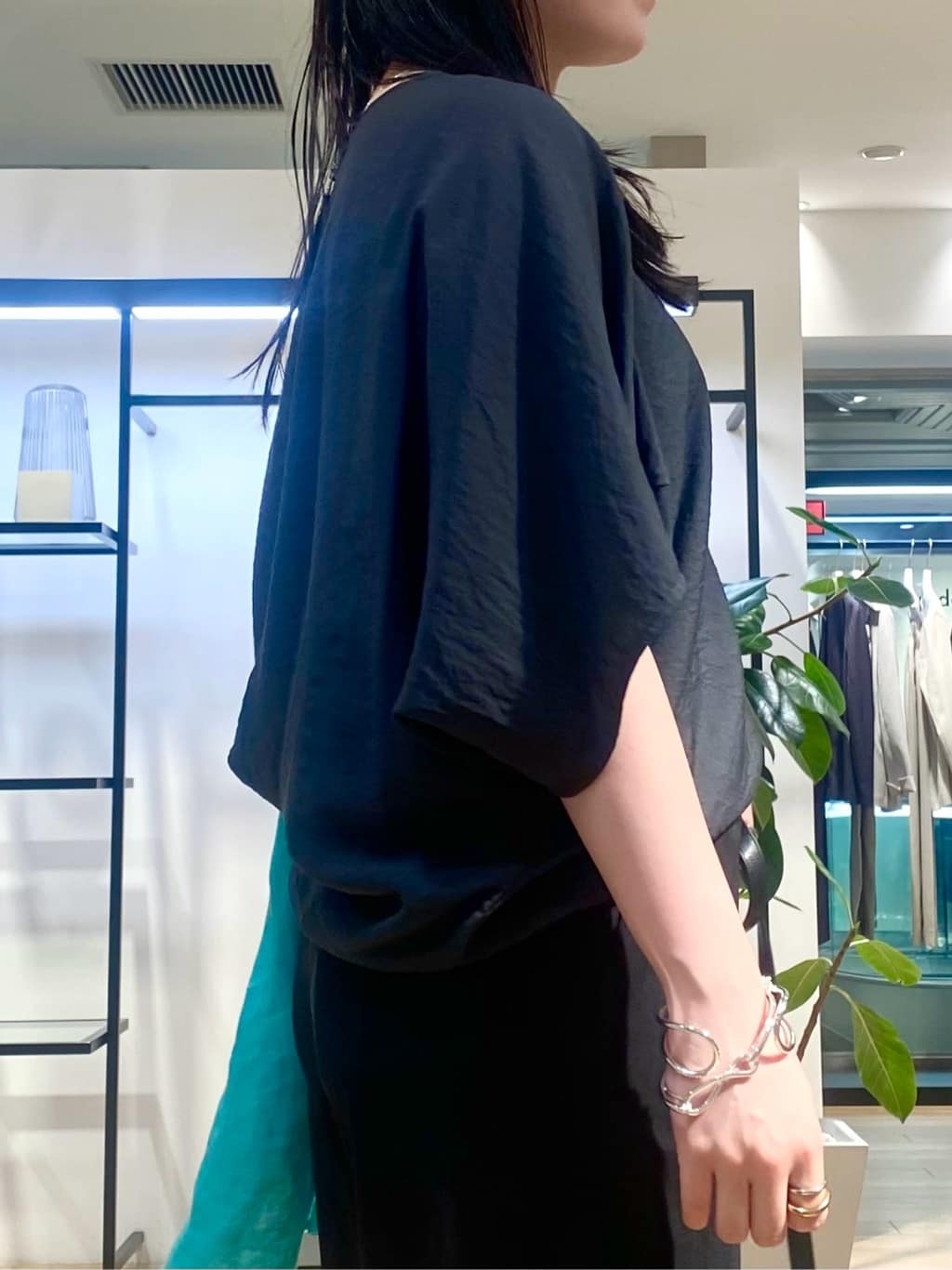 misakiさんの「INDIVI｜【褒められパンツ／洗える／ウエストゴム】ワイドタックパンツ」を使ったコーディネート