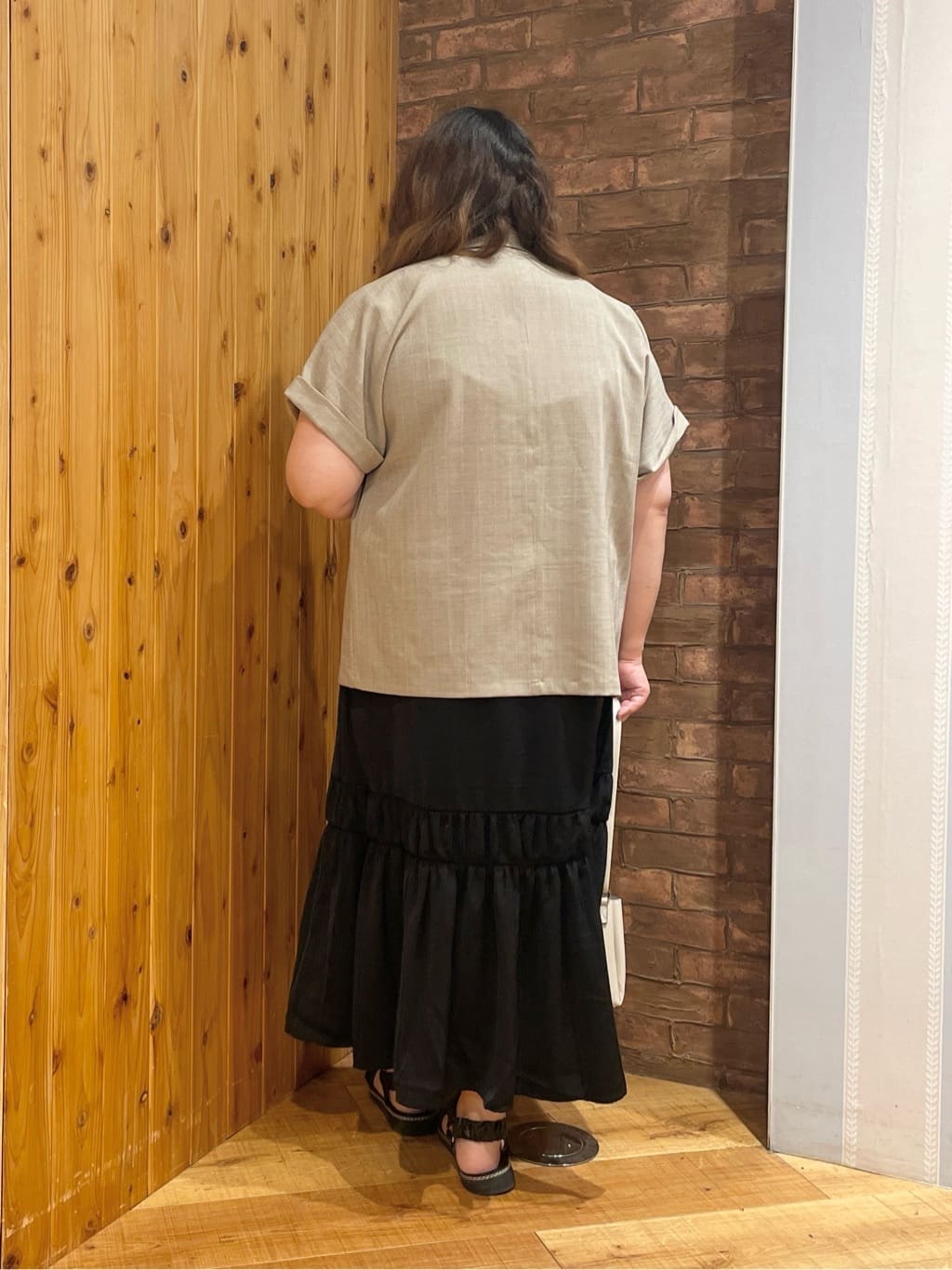 Risaさんの「SHOO･LA･RUE｜【ひんやり】シャーリングがアクセントに 大人のデザインキャミワンピース」を使ったコーディネート