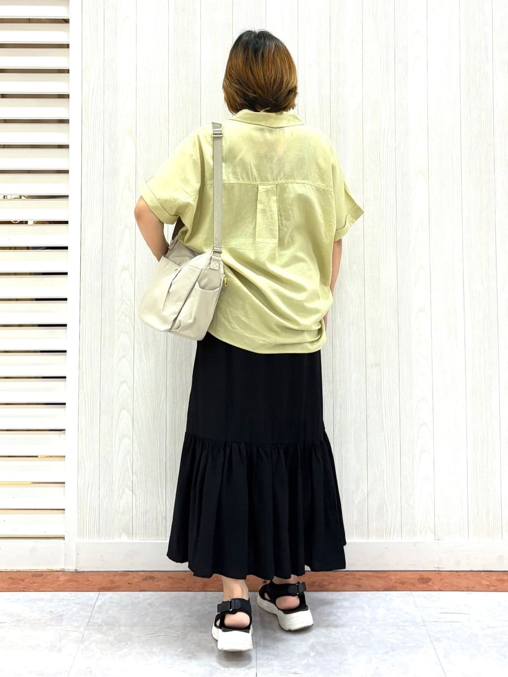 もっちさんの「SHOO･LA･RUE｜【S-LL/UV/接触冷感/抗菌防臭】体型を自然にカバー フレンチリネンブレンド襟付ドルマンシャツ」を使ったコーディネート