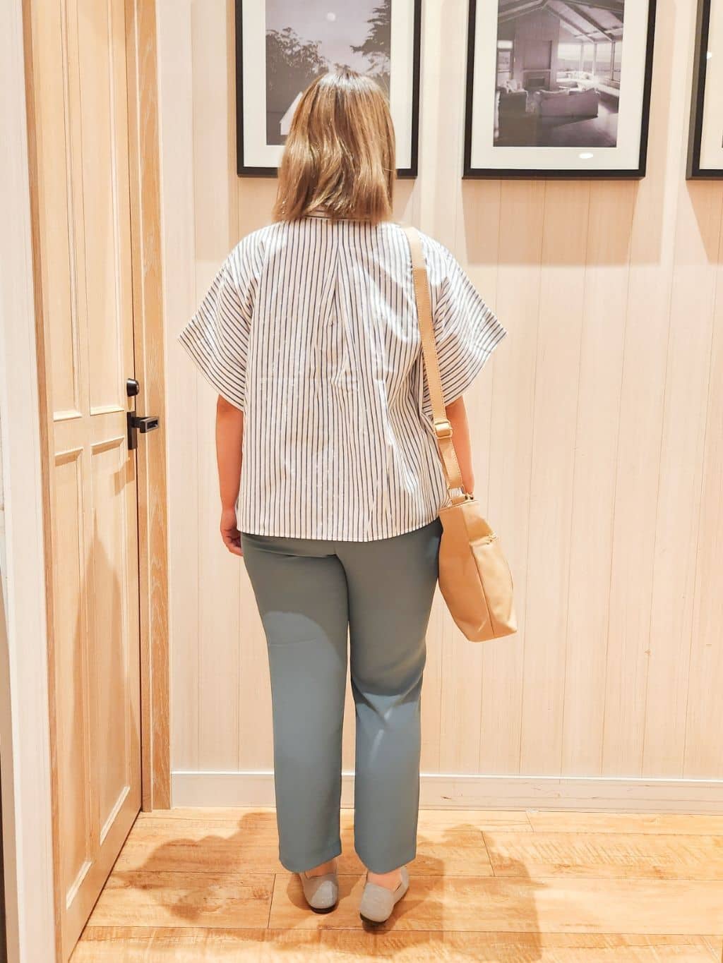 れーやんさんの「SHOO･LA･RUE｜きれいめカジュアルに ラメストライプ ポンチョ風シャツ」を使ったコーディネート