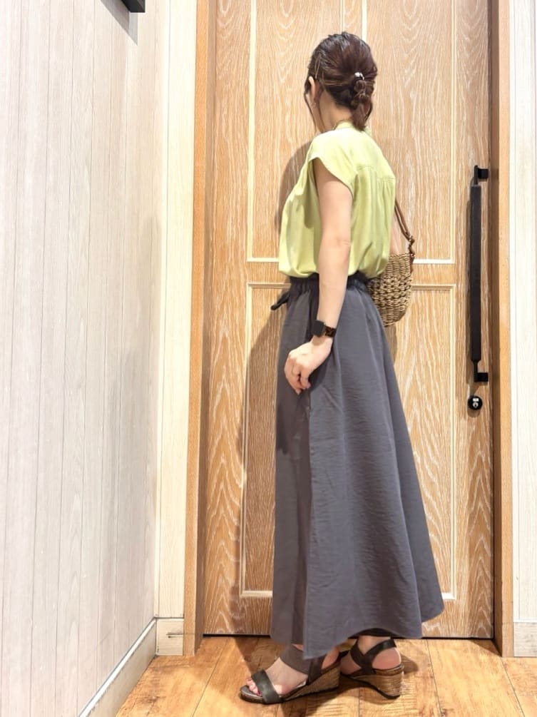 meiさんの「SHOO･LA･RUE｜【S-LL/洗濯後しわになりにくい】上品にきれい見え スラブギャザーブラウス」を使ったコーディネート